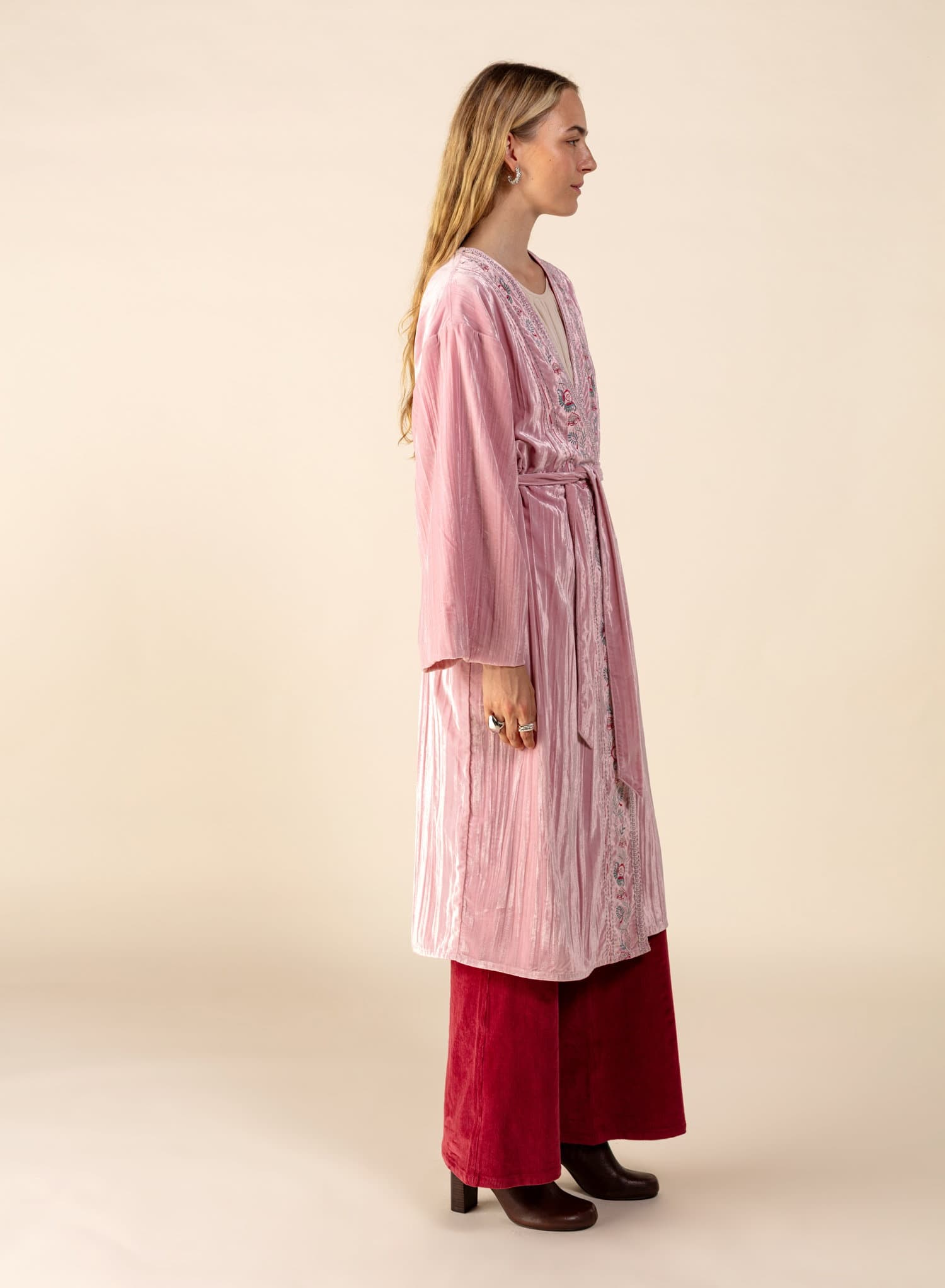 DEVI Lang brodert kimono i velour - Rosa 5 - Indiska