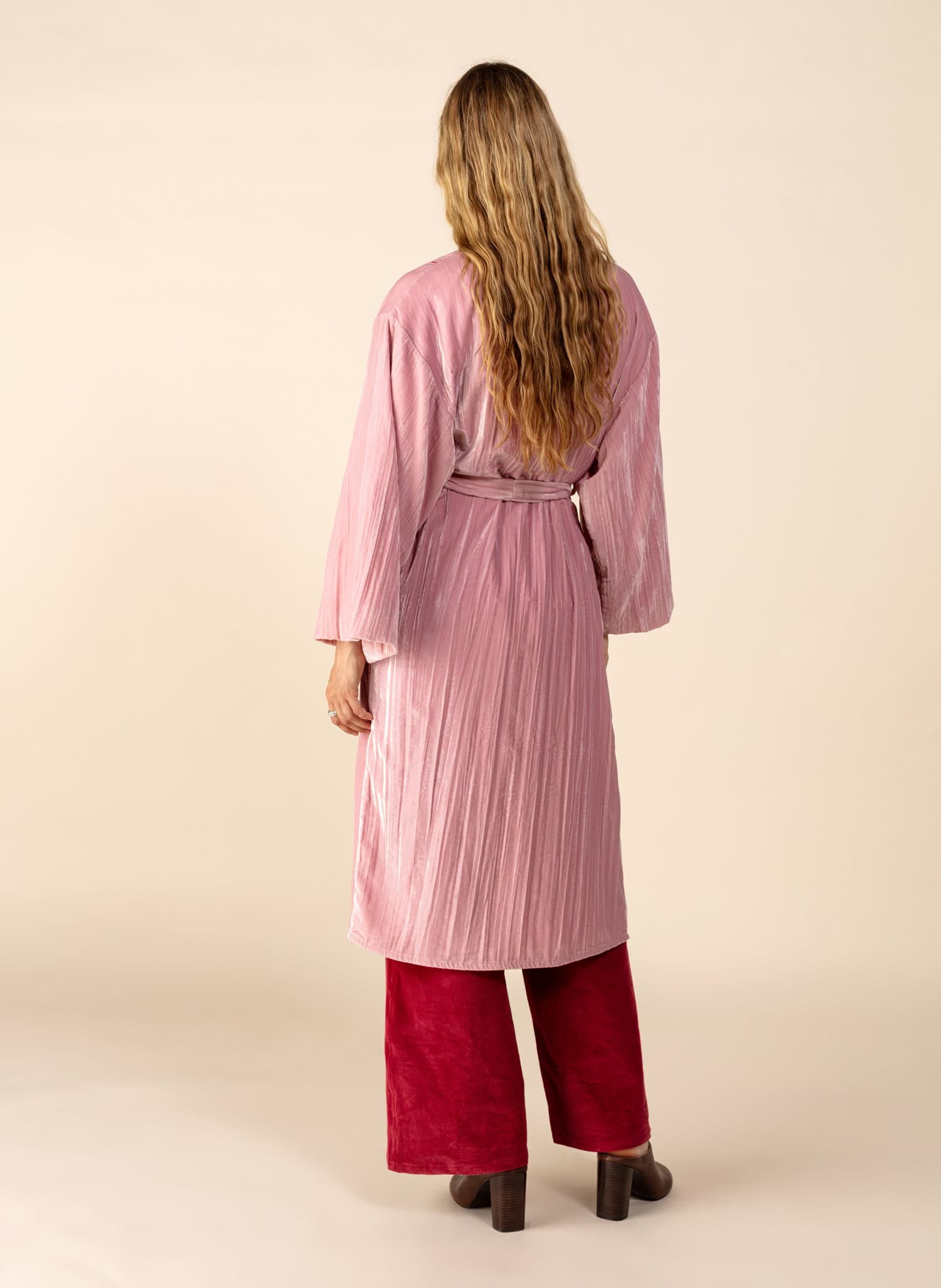 DEVI Lang brodert kimono i velour - Rosa 6 - Indiska
