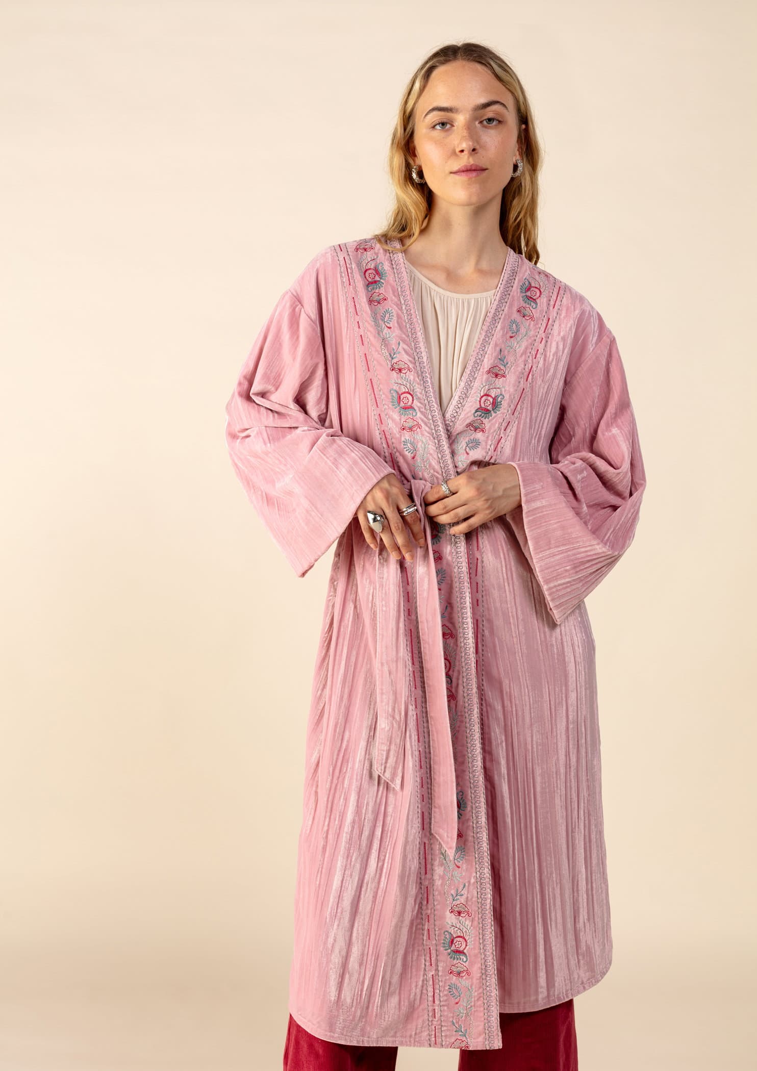 DEVI Lang brodert kimono i velour - Rosa 4 - Indiska