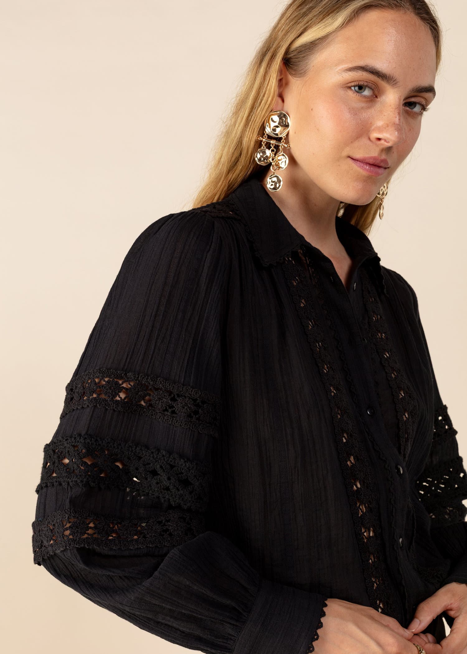 EVANGELINA Bluse med blonder - Svart 2 - Indiska