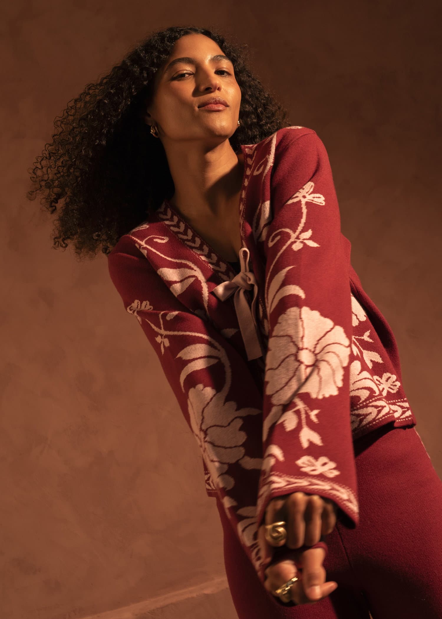 FLORA Blommig jacquardstickad cardigan - Röd 2 - Indiska