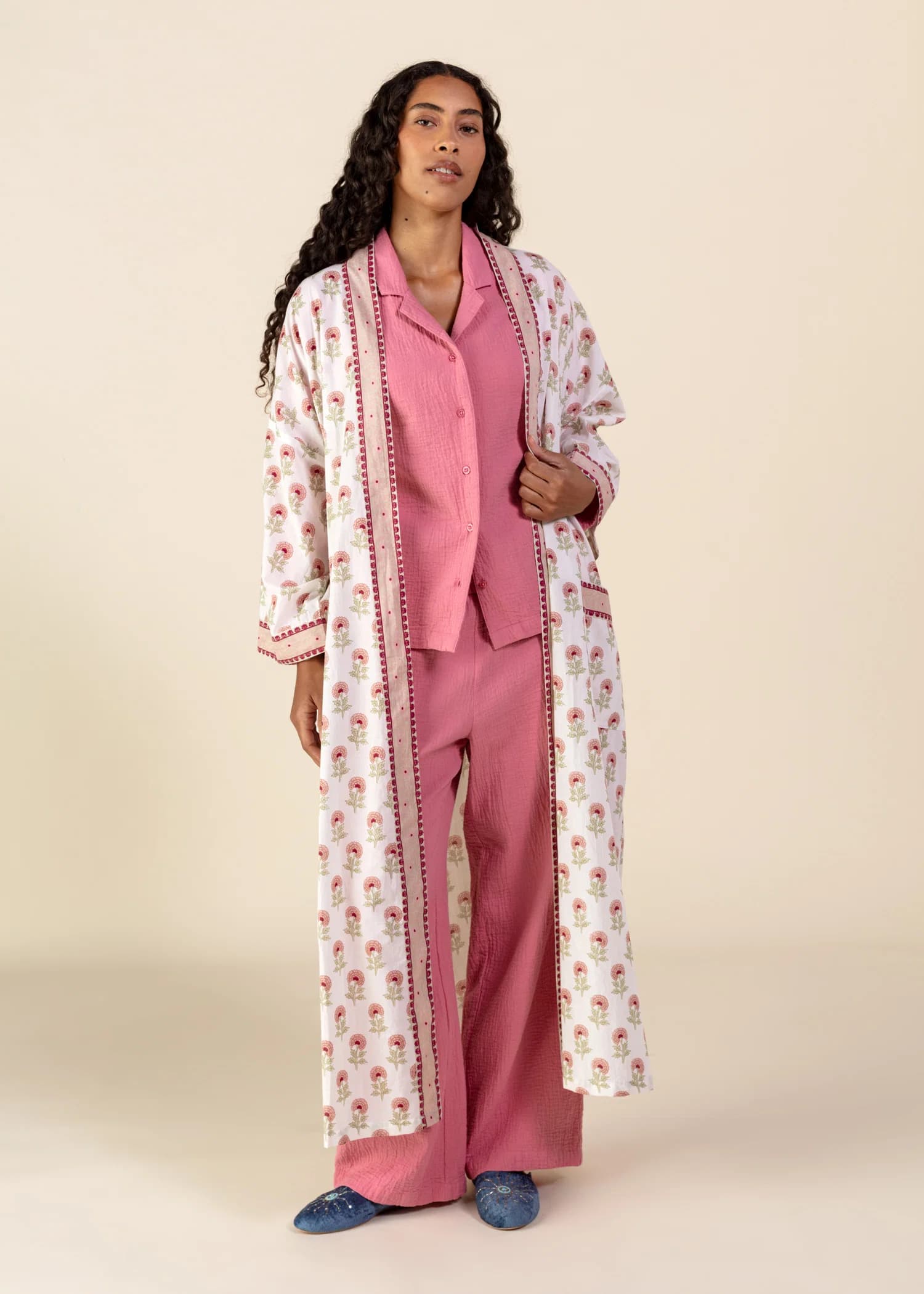 Mira Håndtrykt lang kimono - Rosa 4 - Indiska