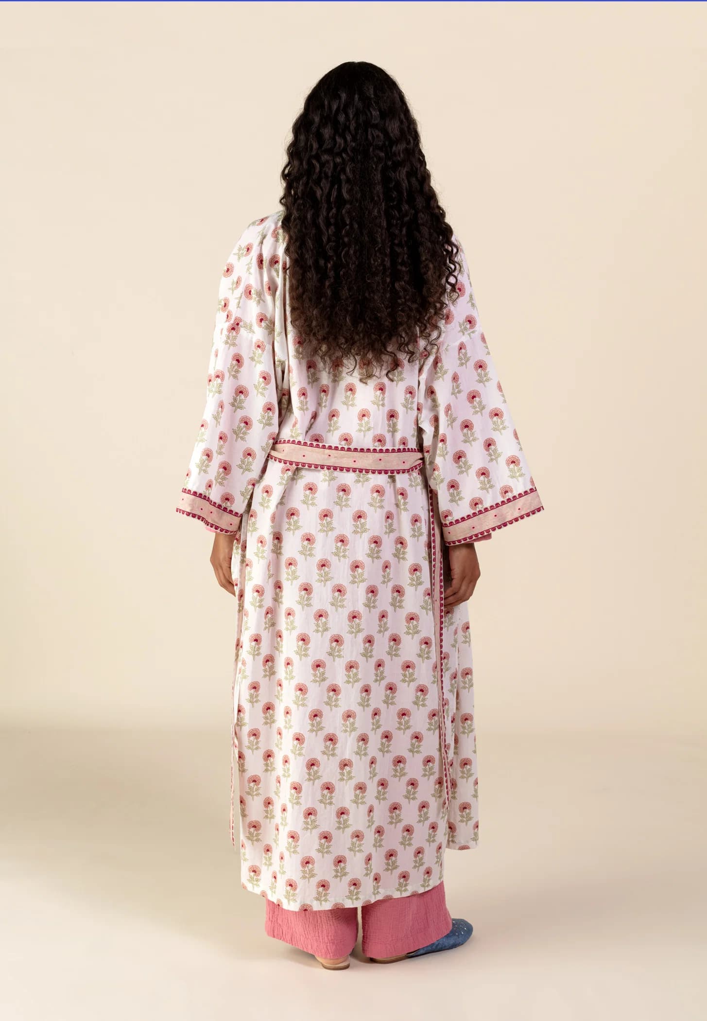 Mira Håndtrykt lang kimono - Rosa 8 - Indiska