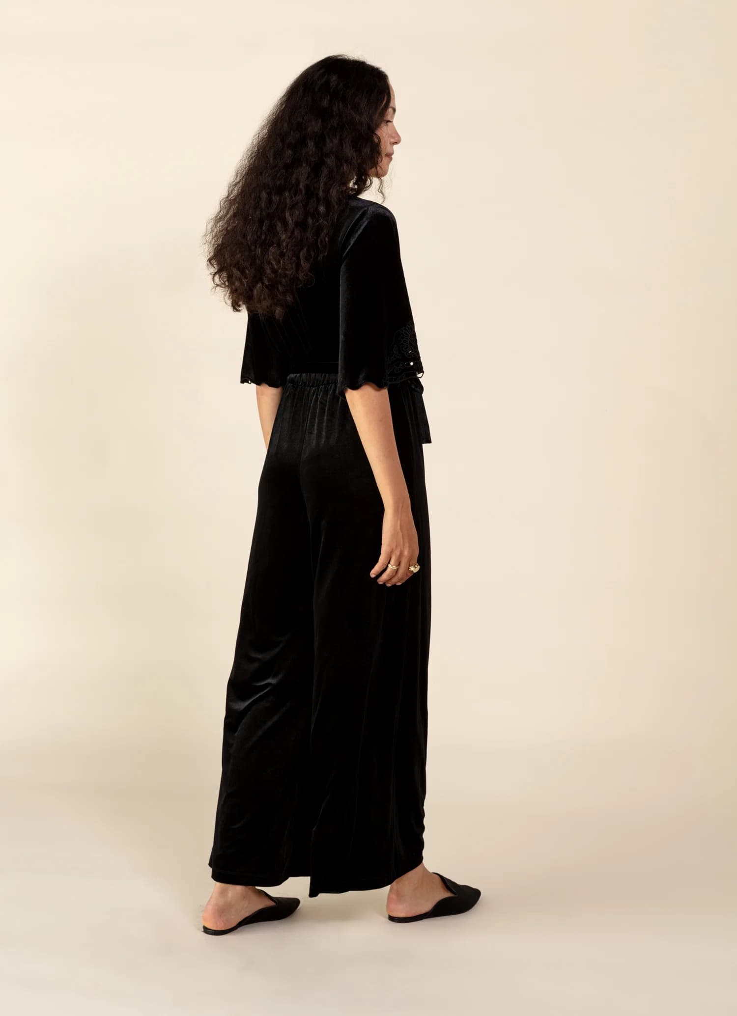 LAC Lang jumpsuit i velur - Svart 3 - Indiska