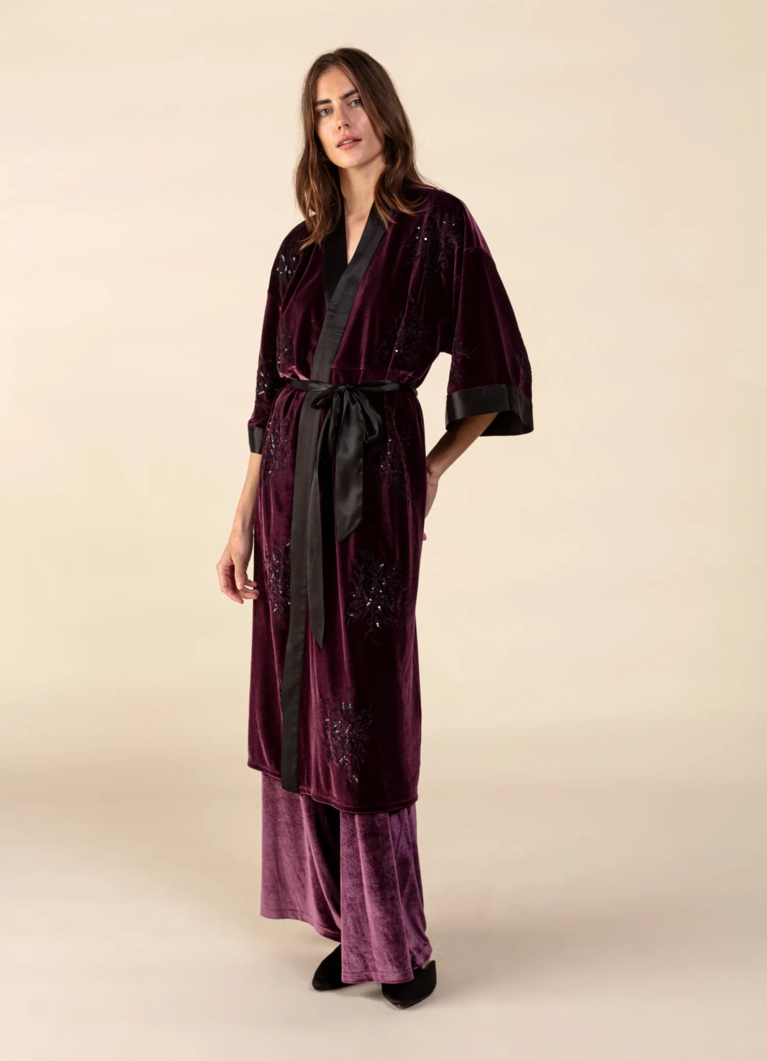 ANITA Lång broderad kimono i velour - Lila 2 - Indiska