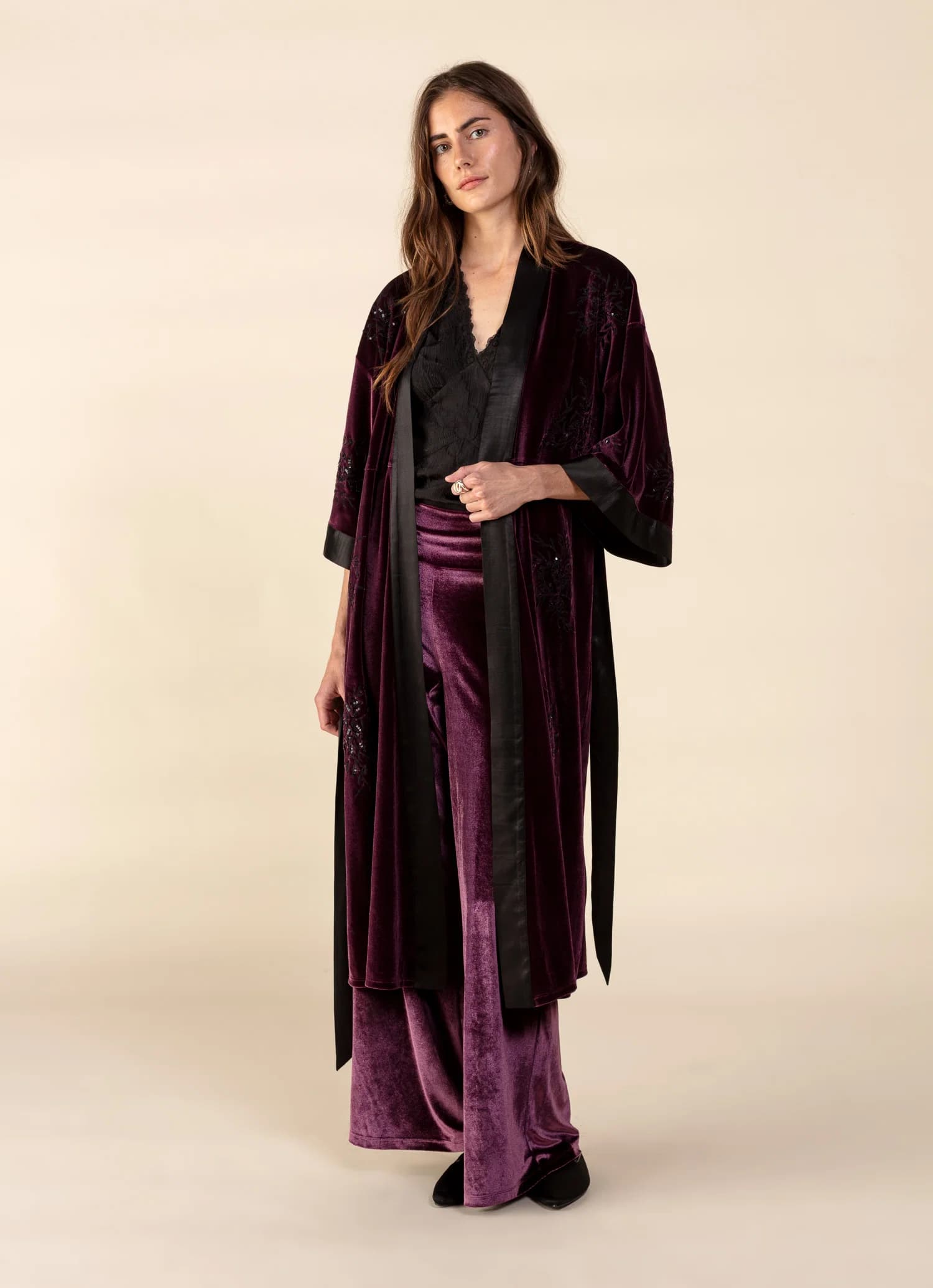 ANITA Lång broderad kimono i velour - Lila 4 - Indiska