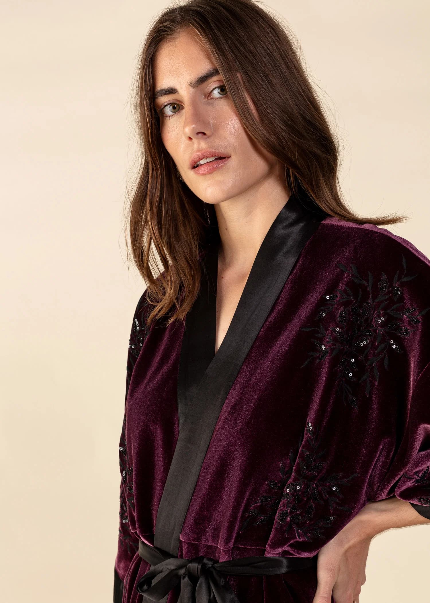 ANITA Lång broderad kimono i velour - Lila 5 - Indiska