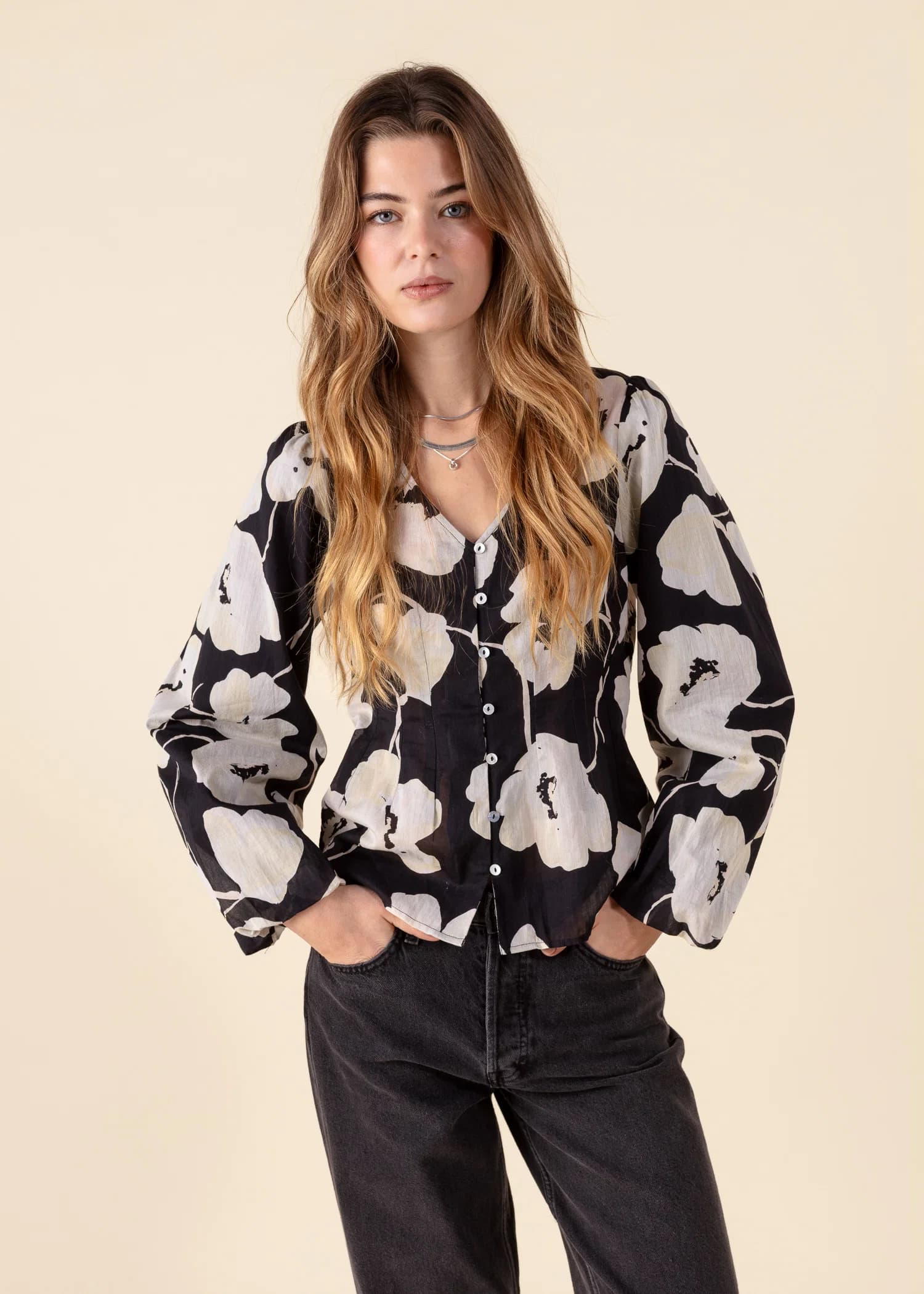 ANNABELLE Blommig blus - Svart 1 - Indiska
