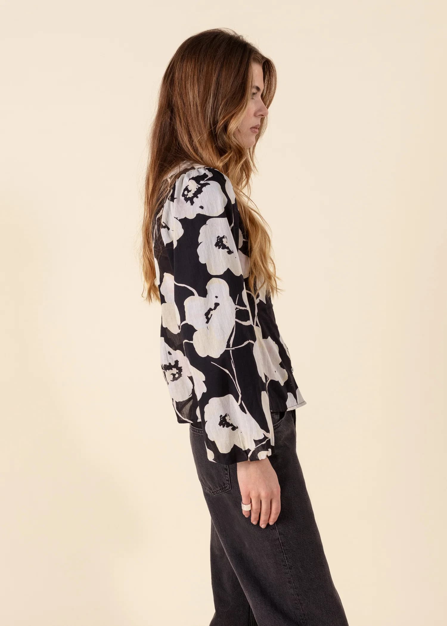 ANNABELLE Blommig blus - Svart 3 - Indiska