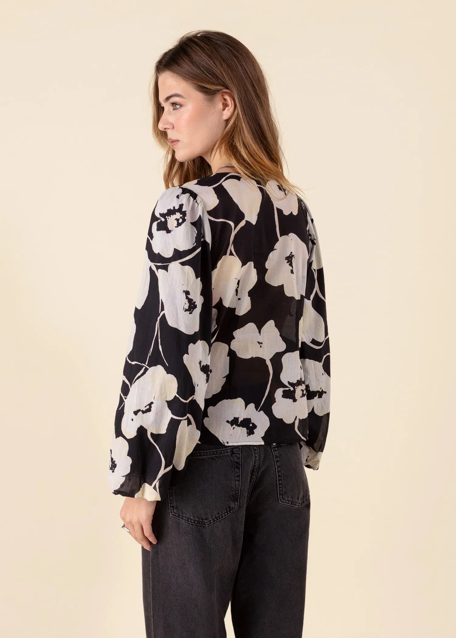ANNABELLE Blommig blus - Svart 4 - Indiska