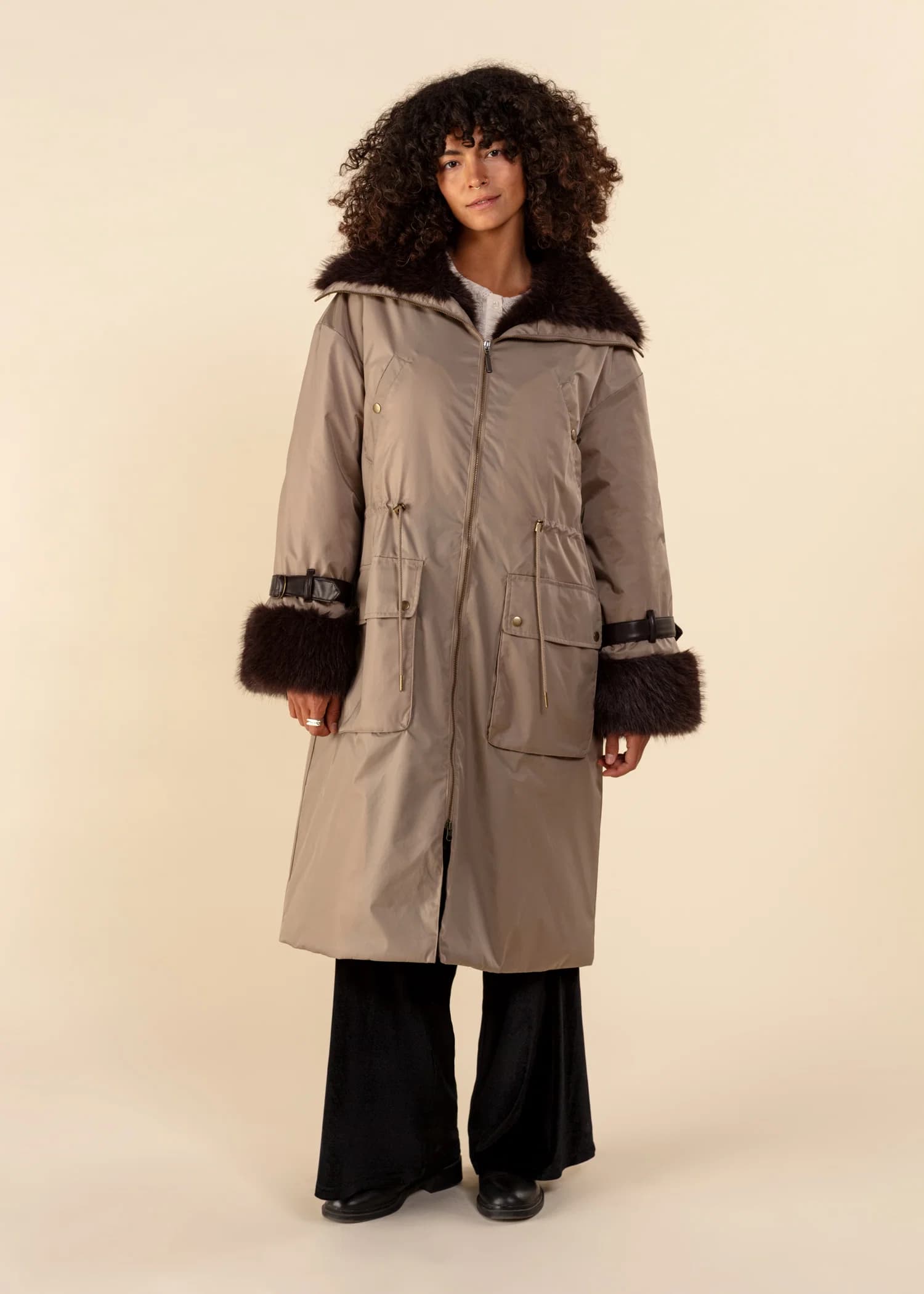 WENDY Lång parkas med fuskpäls - Beige 4 - Indiska