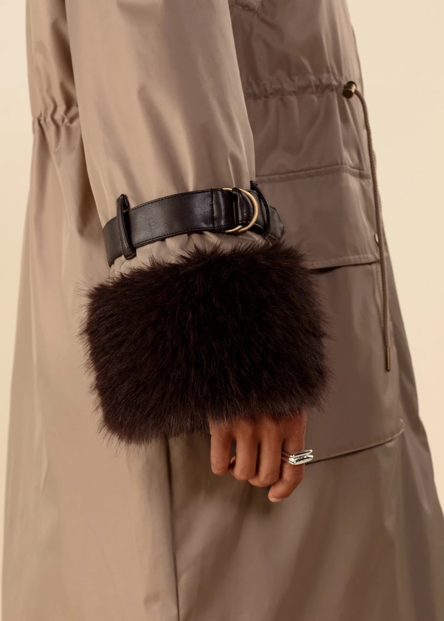 WENDY Lång parkas med fuskpäls - Beige 2 - Indiska