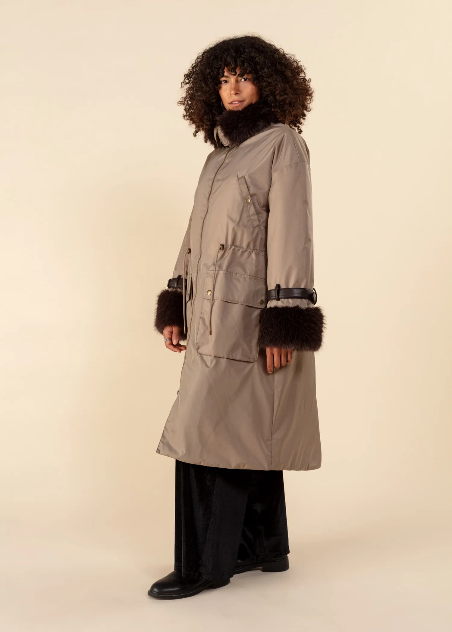 WENDY Lång parkas med fuskpäls - Beige 5 - Indiska