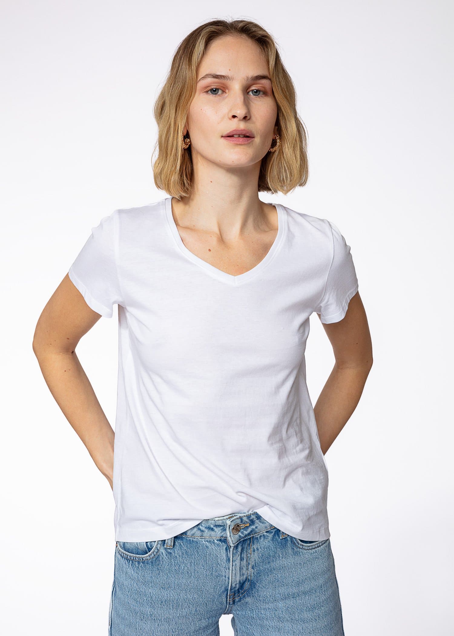 MATHILDA V-NECK - WHITE