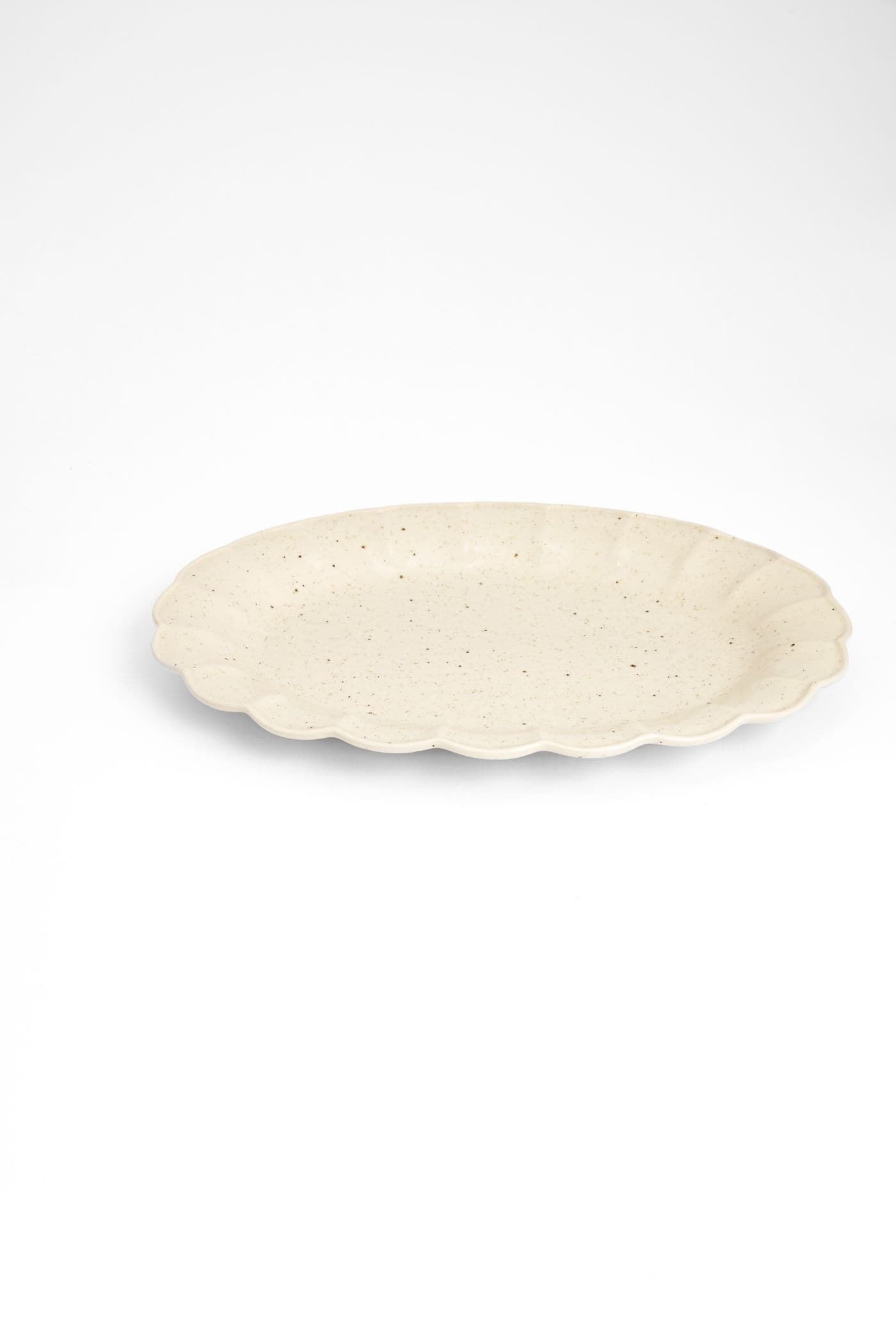 MATHILDA SCALLOP SERVING TRAY - CREMESPECKLED