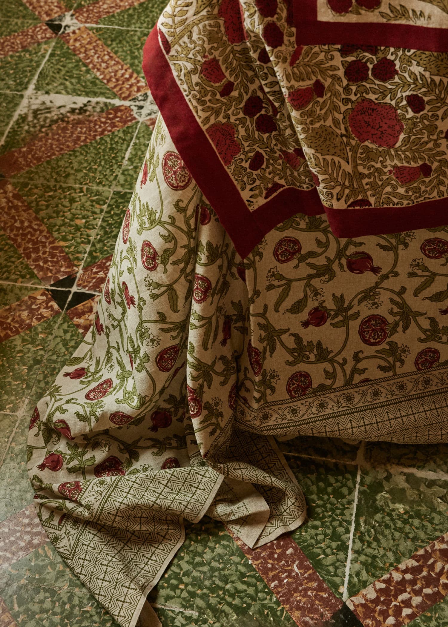 Vira Käsinpainettu pöytäliina - Punainen 1 - Indiska