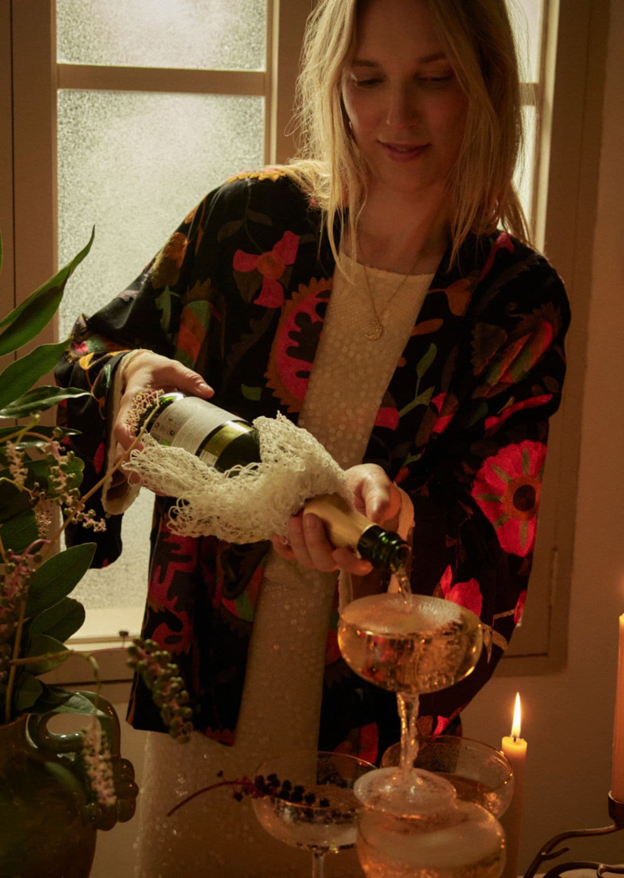 VIVI Broderad kimonojacka - Svart 5 - Indiska