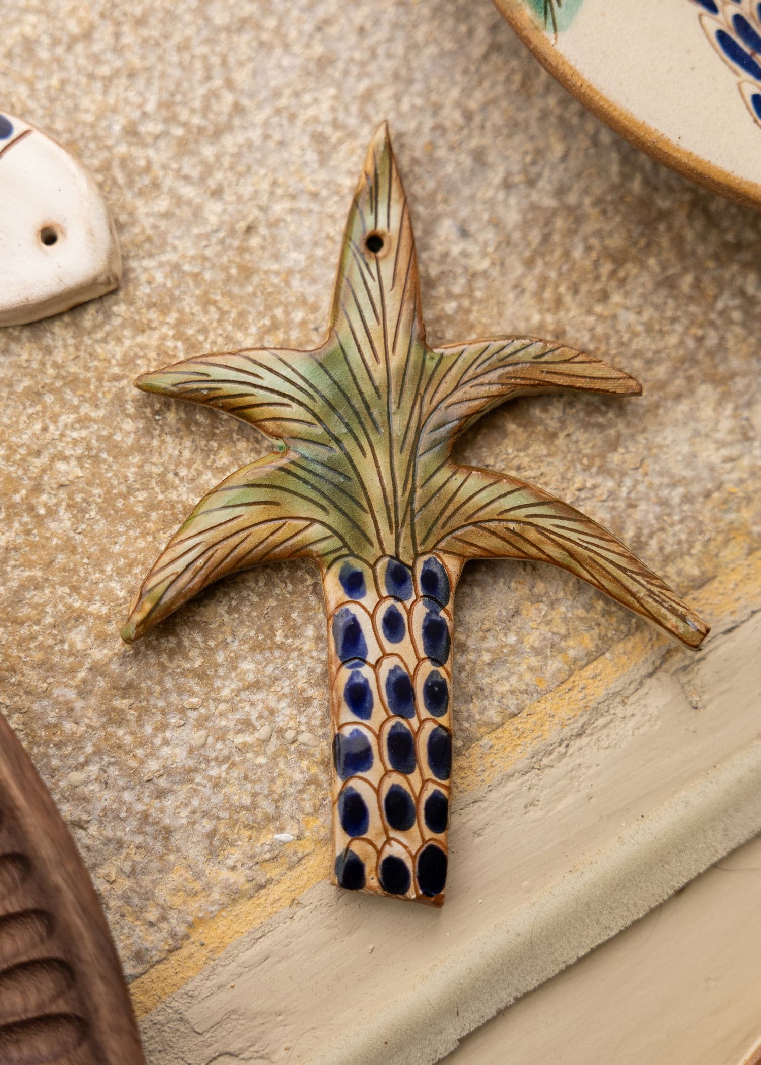 KILIIM Kivinen käsinmaalattu palmukoriste - Vihreä 1 - Indiska