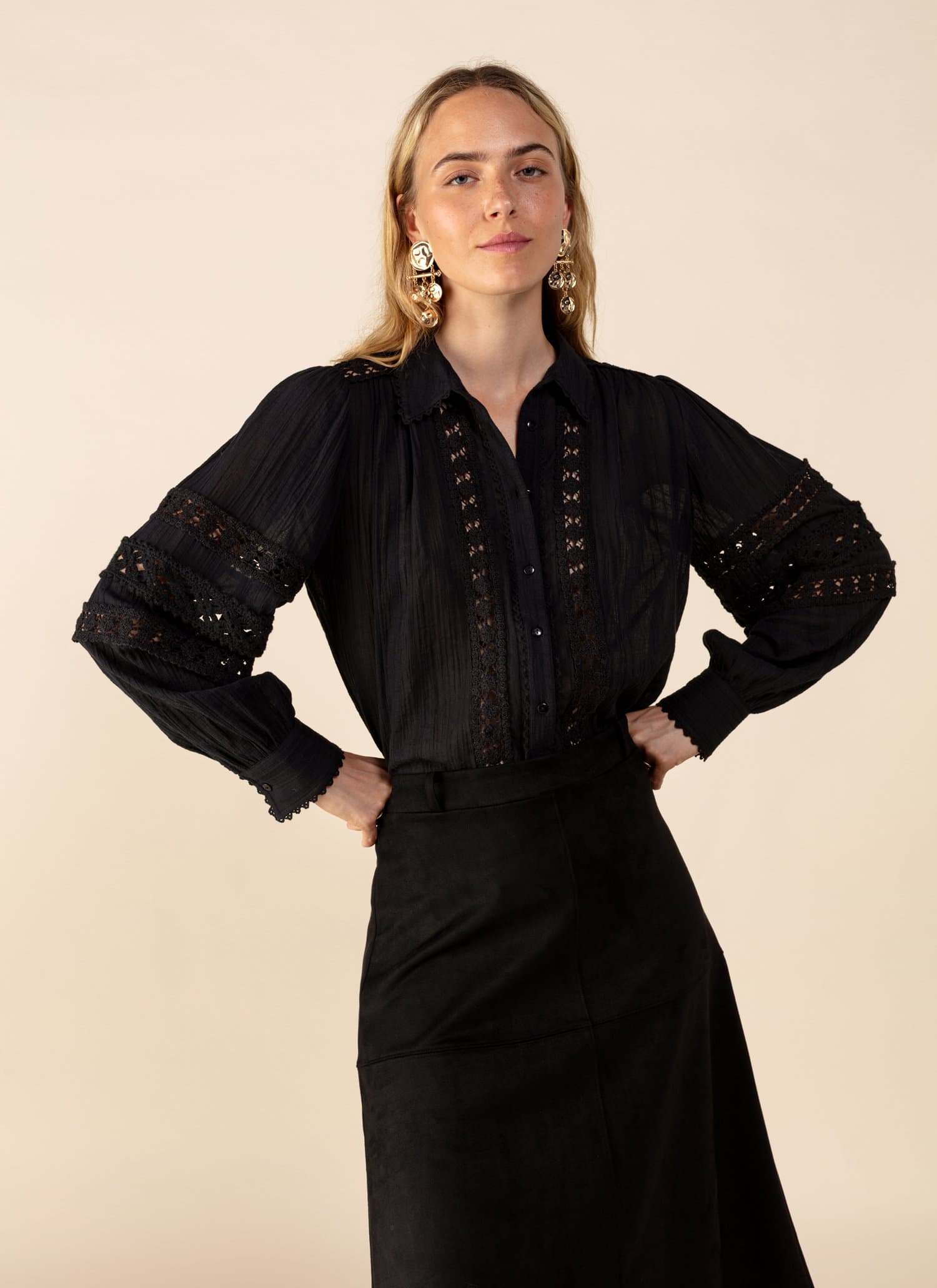EVANGELINA Bluse med blonder - Svart 1 - Indiska