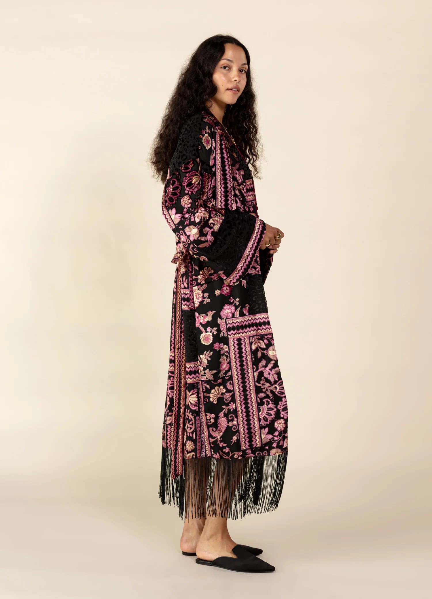 ALLIRA Mønstret velourkimono med frynser - Rosa 3 - Indiska