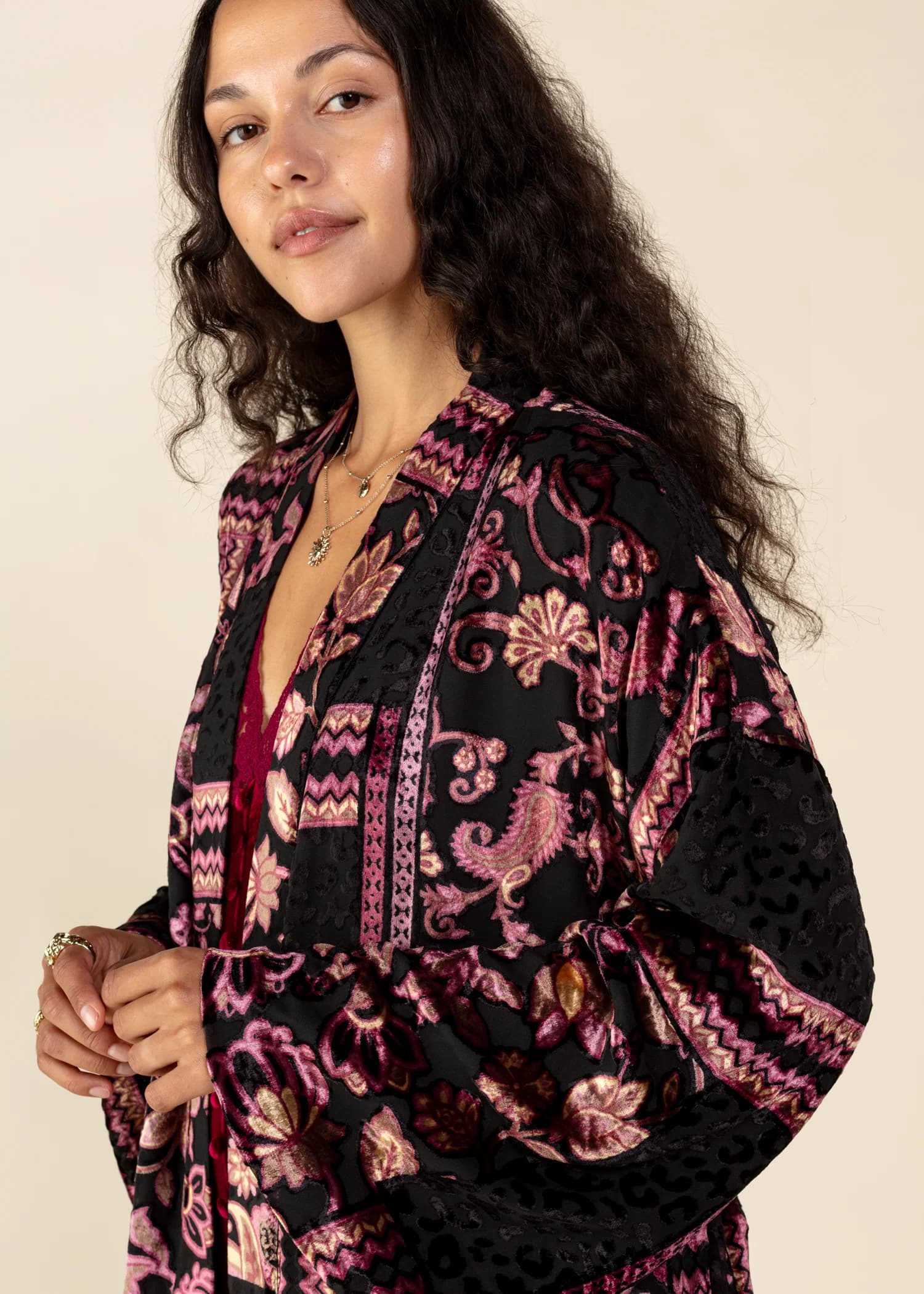 ALLIRA Mønstret velourkimono med frynser - Rosa 5 - Indiska