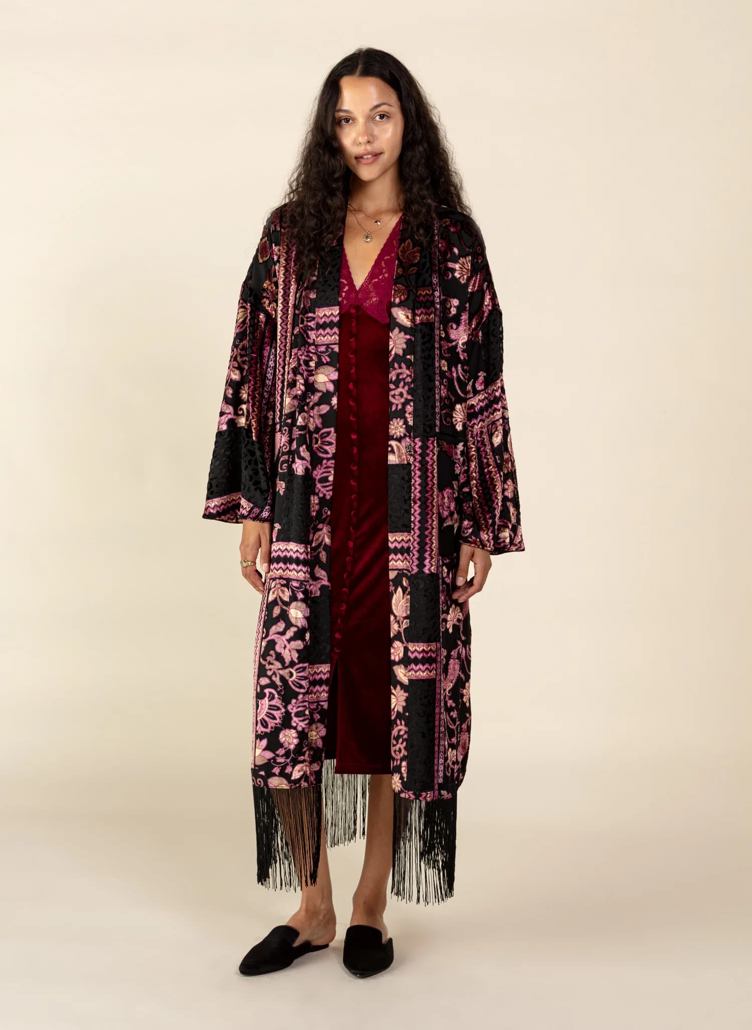 ALLIRA Mønstret velourkimono med frynser - Rosa 6 - Indiska